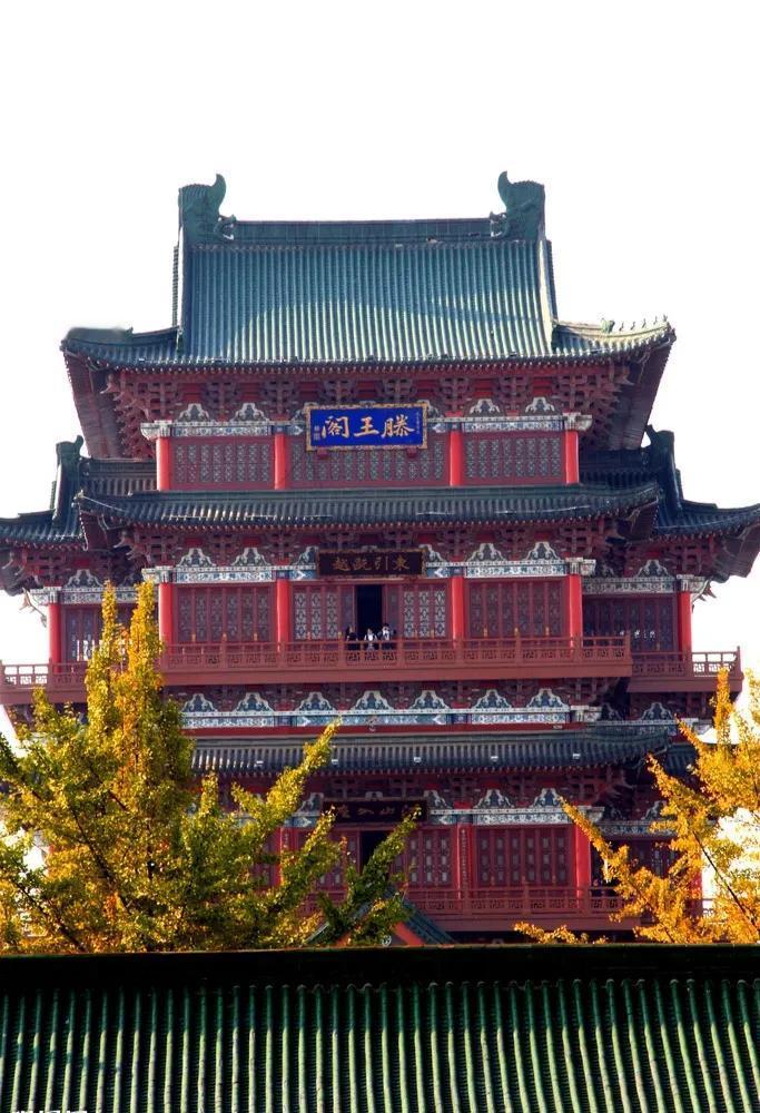 滕王阁由于王勃的《滕王阁序》而闻名遐迩，不但成为中国四大名楼之一，而且成为非常火
