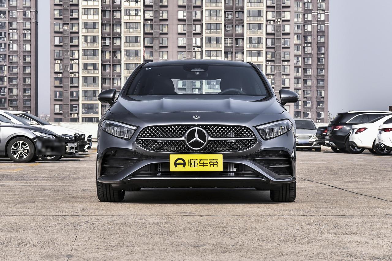 细心观察不难发现，奔驰 A 级的消费群体以女性用户居多。这与其出色的外观设计密不