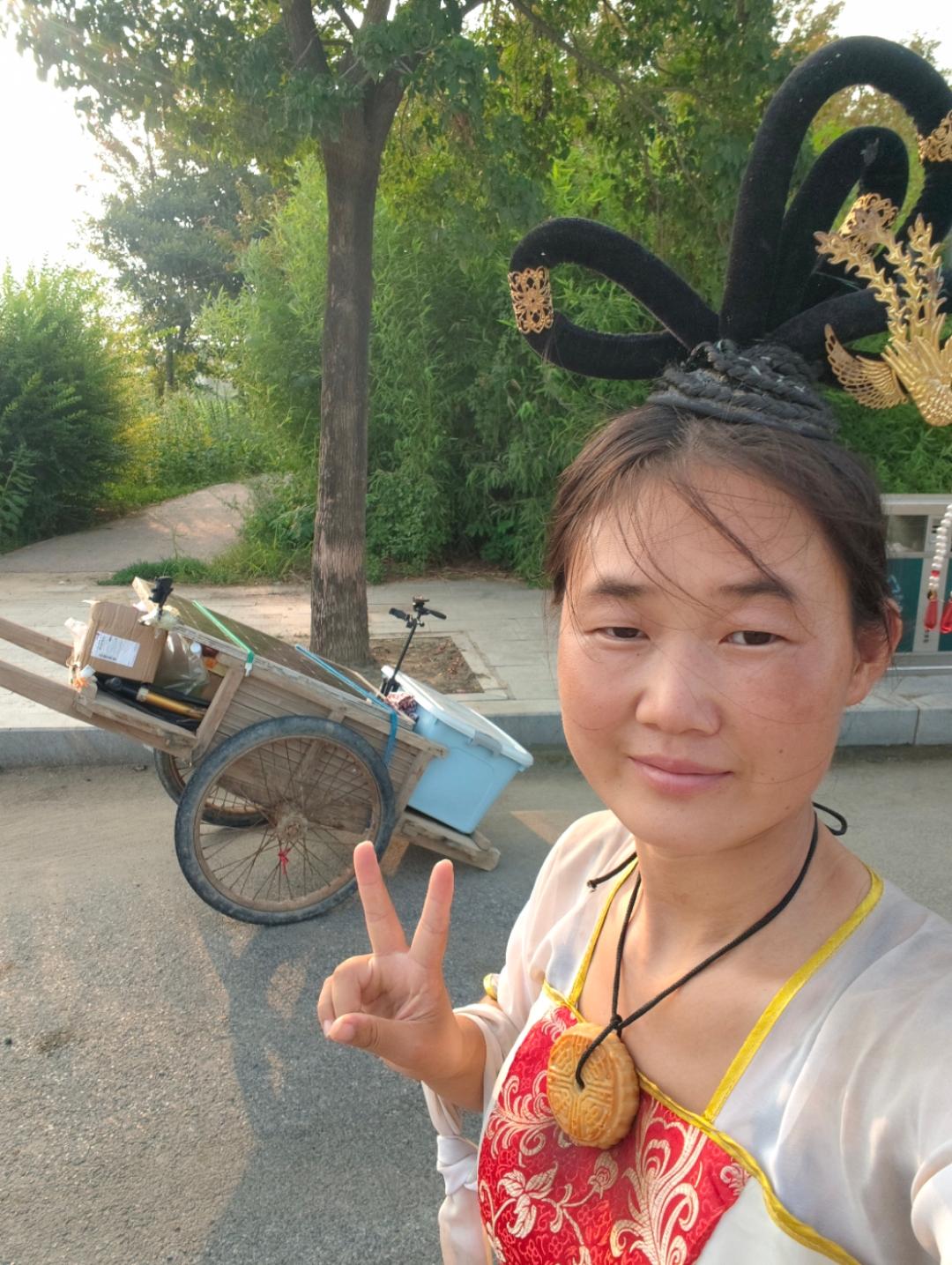 拉架子车徒步尼泊尔竟然还有桃花缘
终于到驻马店西平县境内
突然觉得车子好重
一检