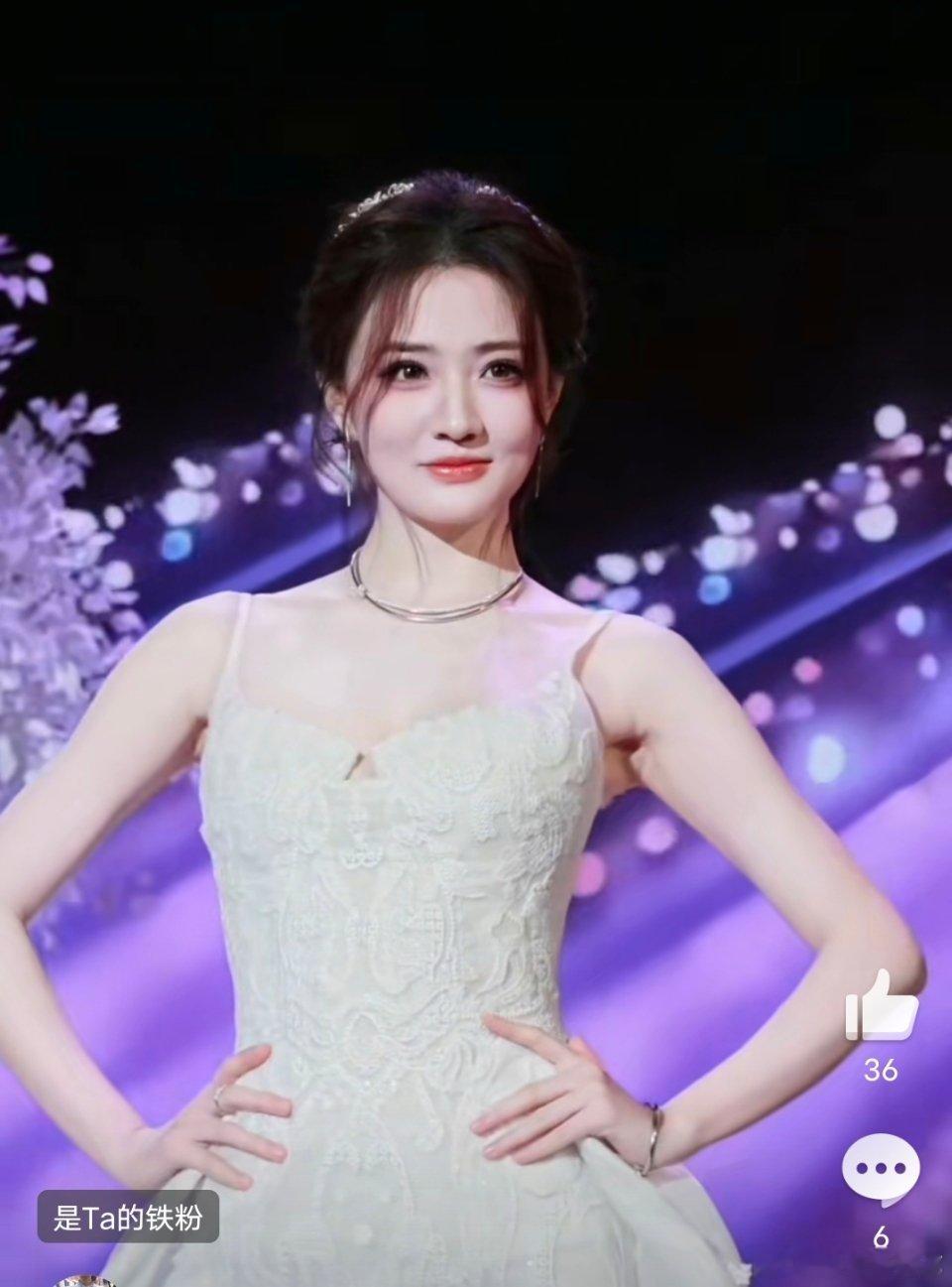 徐璐吊带白纱裙造型不亏是皇上看上的女人徐璐这身吊带白纱裙仙的与婚纱不差上下徐璐自