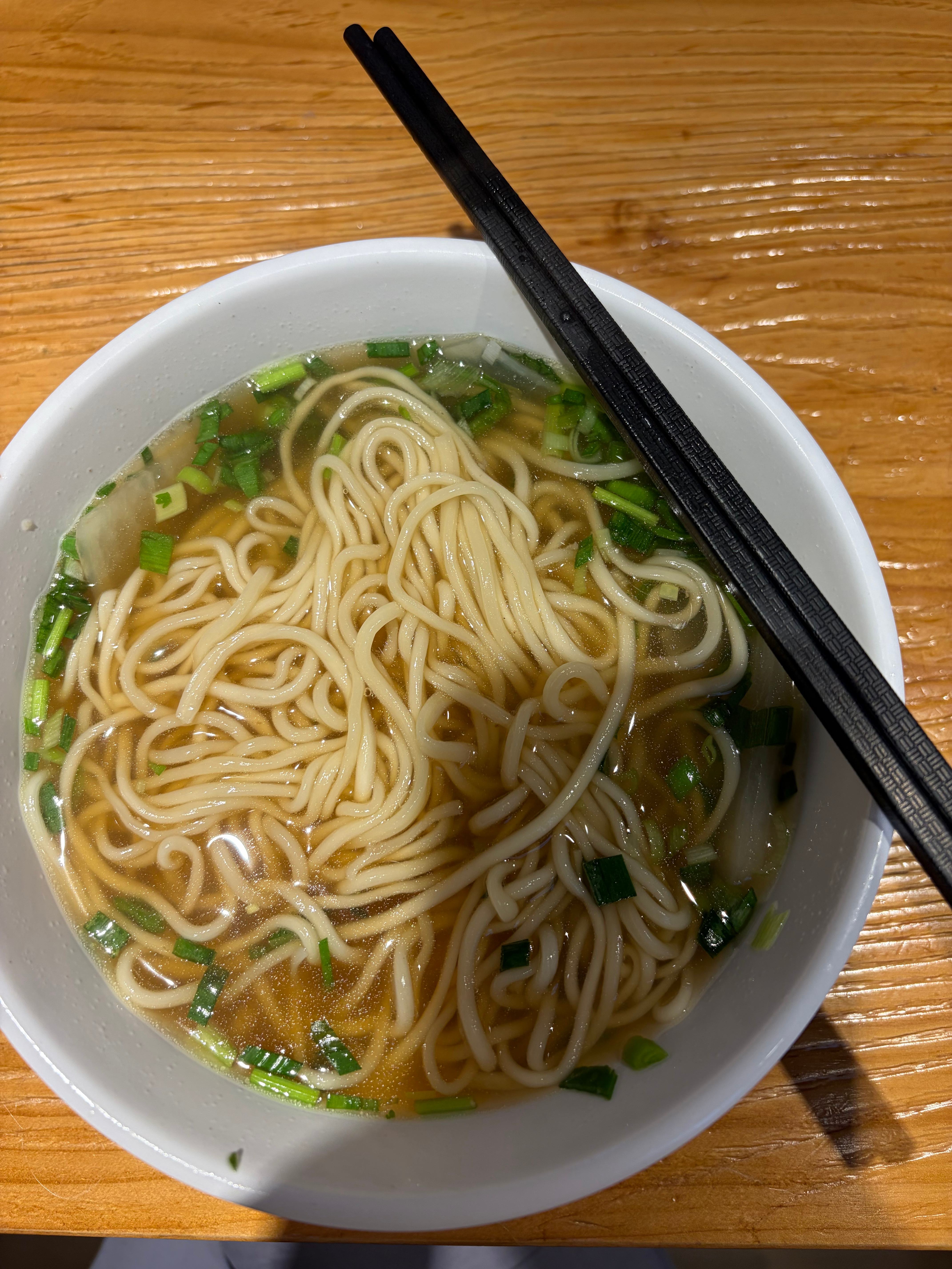 中午吃面看到飘在上面绿色的香菜眼泪不争气的掉在碗里了。 