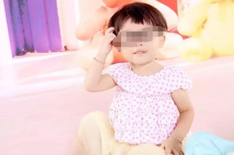 12岁女孩被虐死案中，一审继母因多个罪名叠加被判处死刑，亲生父亲被判处五年六个月