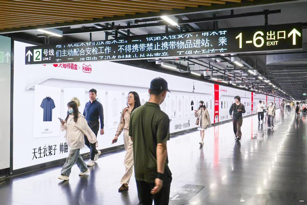 原来上海的爸爸才是OOTD的神被陆家嘴地铁站巨型衣架狠狠种草，TOMMY撞色PO