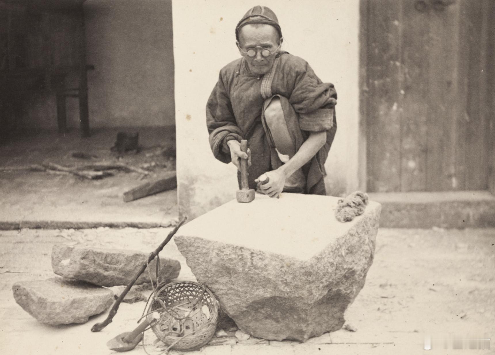 一位戴着眼镜的石匠，1900年 ​​​