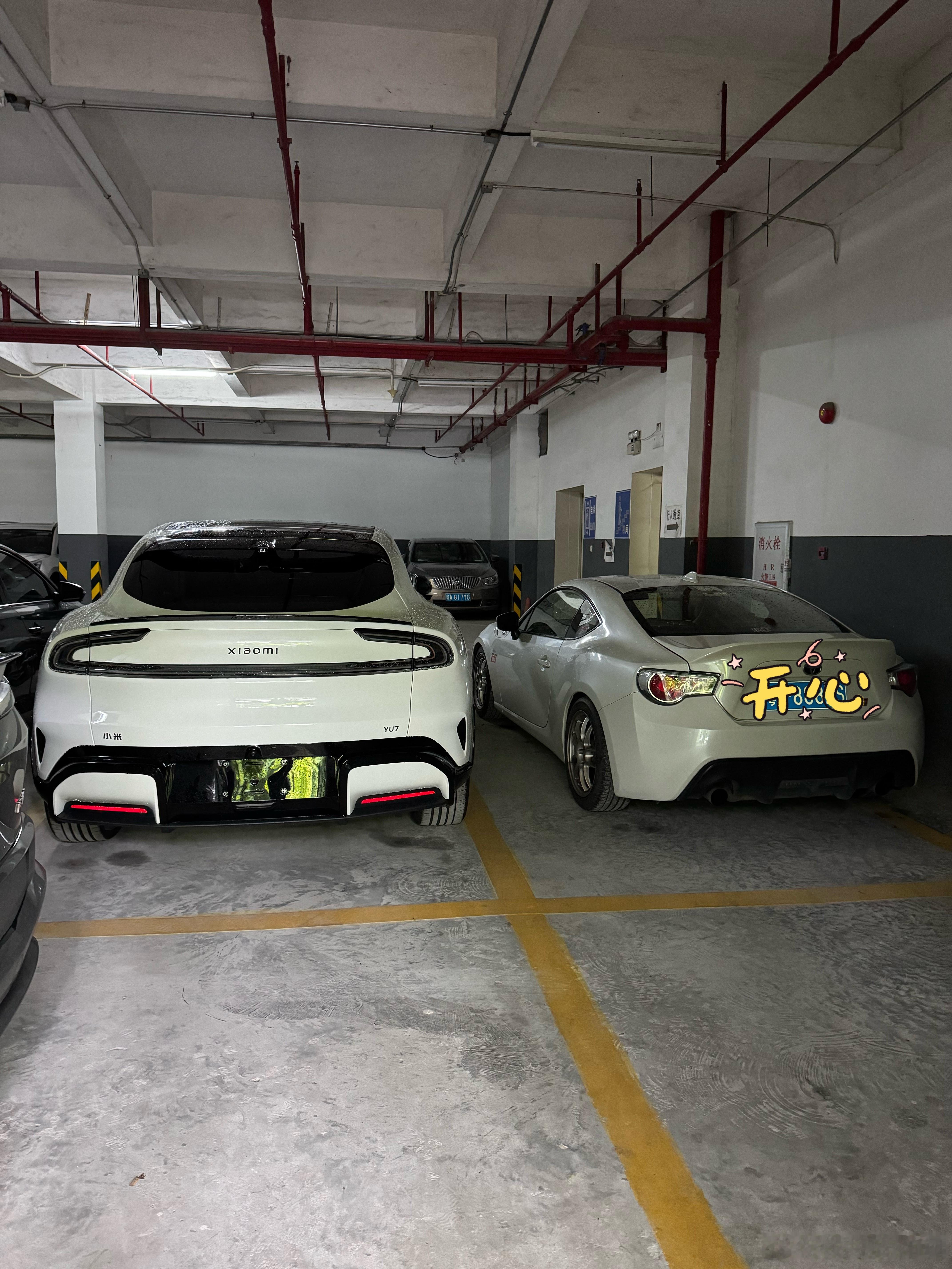小米汽车 这小米yu7的尺寸也太大了，比旁边的86大两号[笑cry]大v聊车 ​