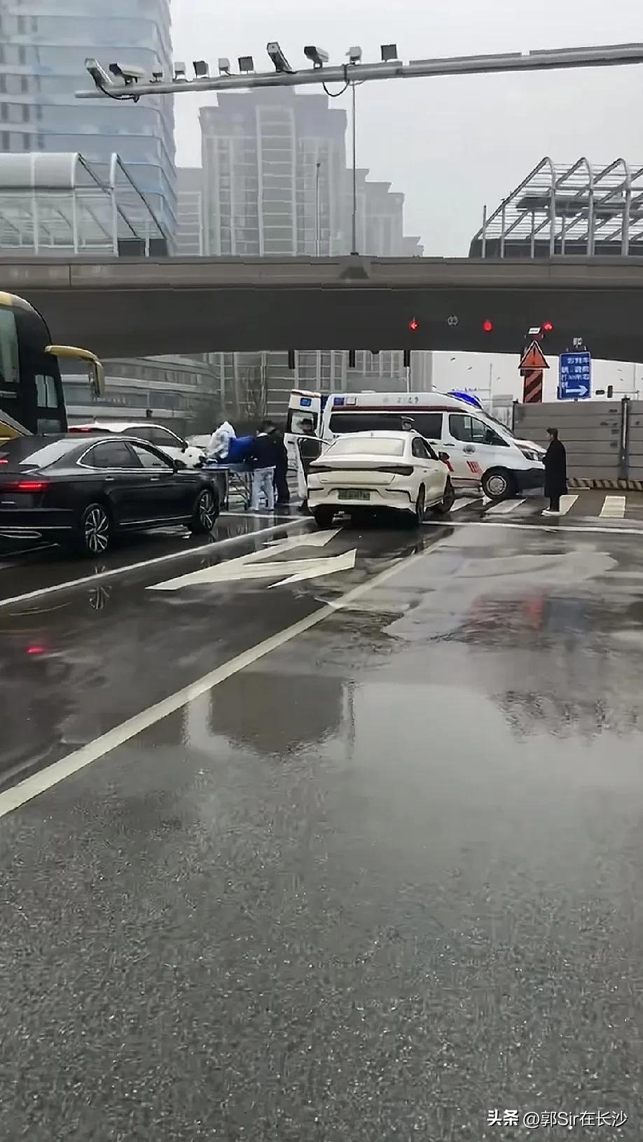 长沙开网约车的又发生一起交通事故，也真是倒霉，车要修，还得耽误时间，跑网约车也越