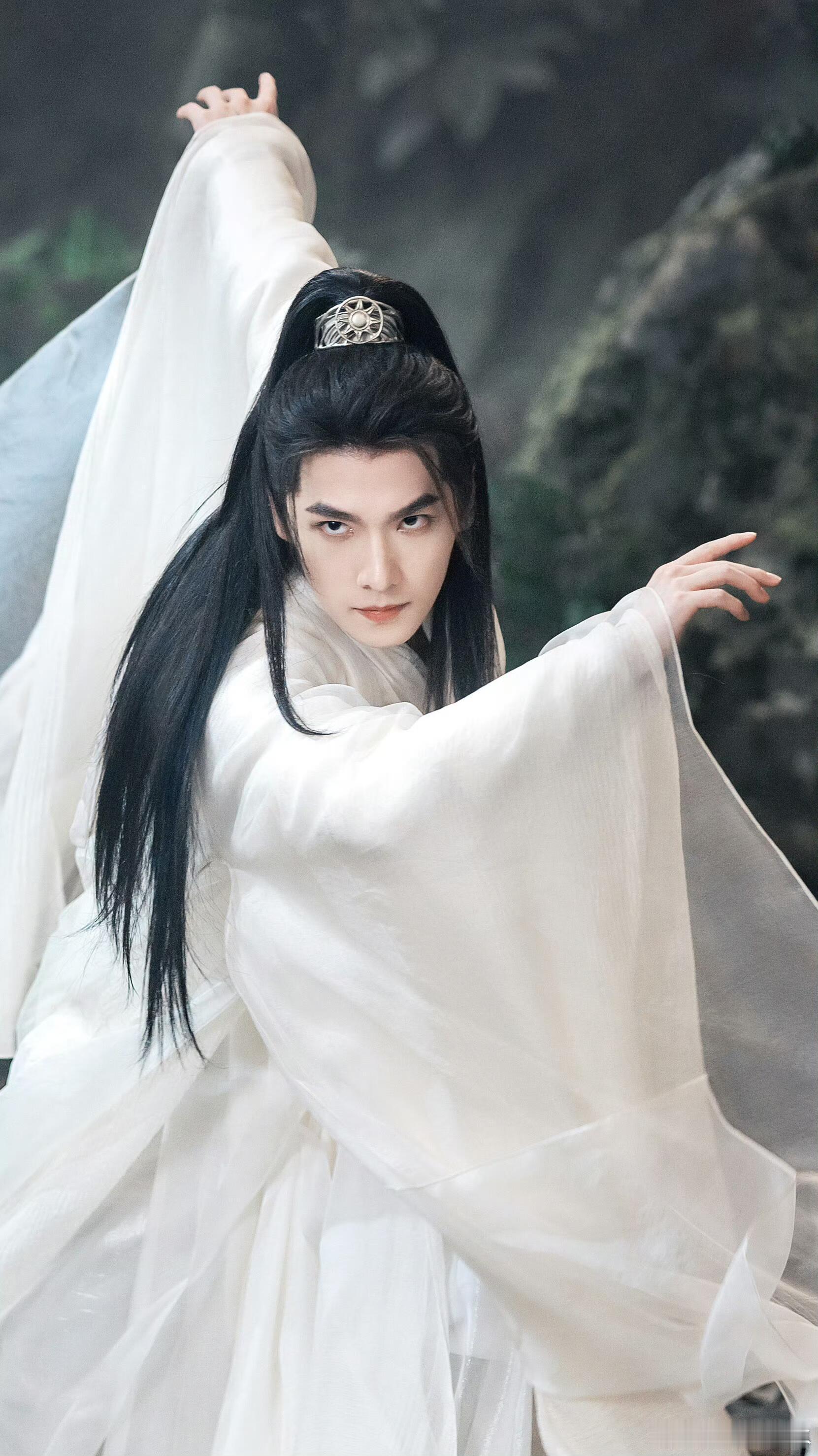 杨洋[超话]  这眼神太绝了  从懵懂到凌厉  杨洋会用眼睛讲故事建议查查杨洋是