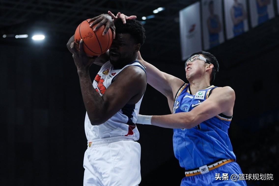 广东球迷这回相信我说了吧，阿祖被周琦打爆了。

这场京粤大备受瞩目，但是随着比赛