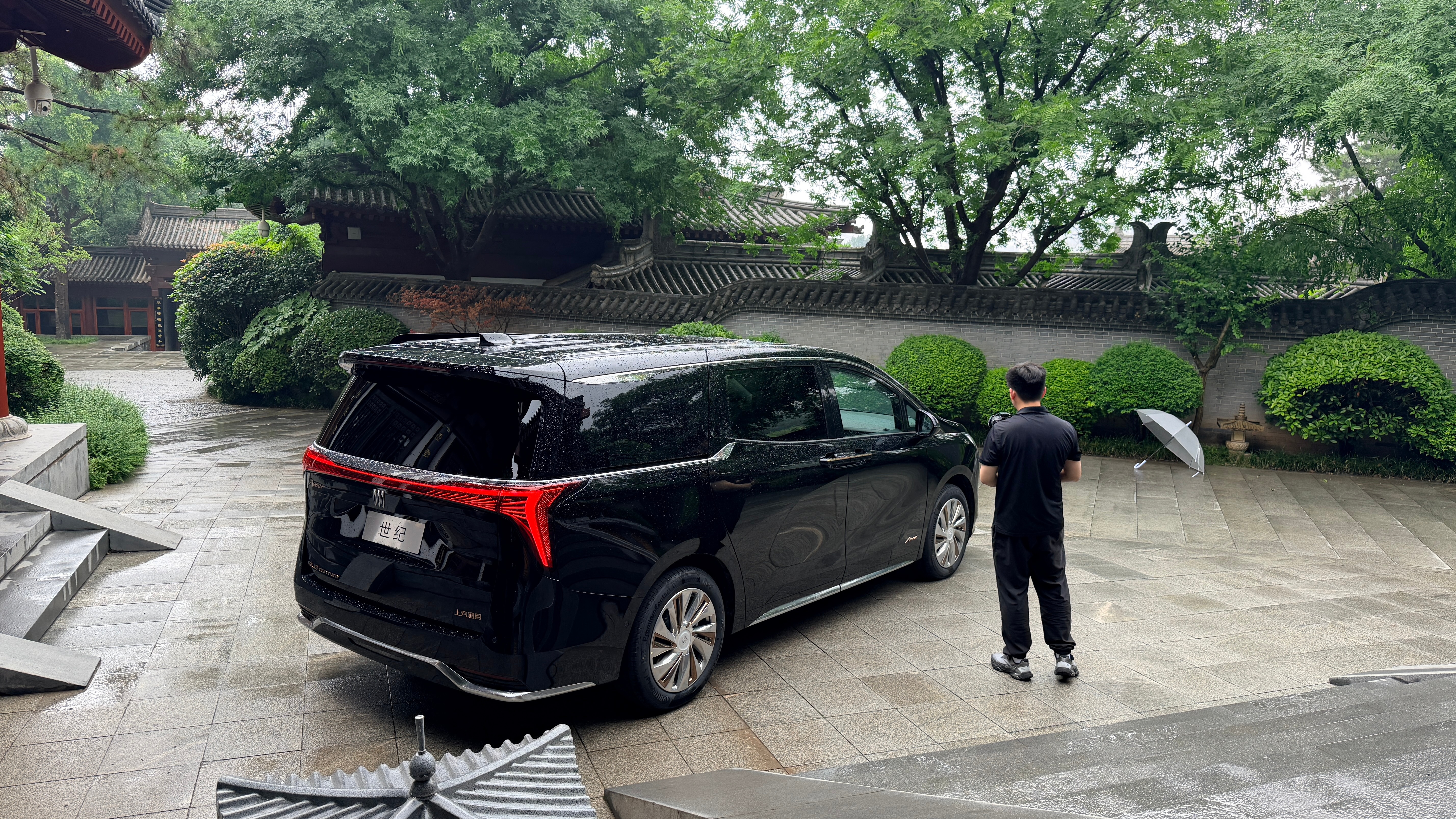 来西安拍摄 看到外国友人穿着中式服装拍摄中 交流了下 是来自德国的朋友 还把道具