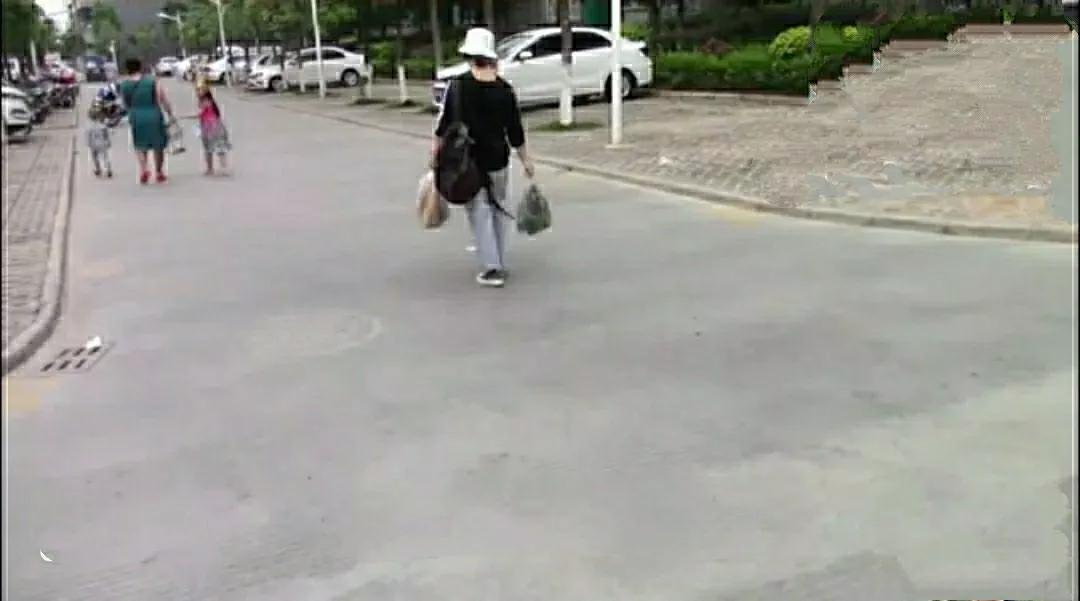 在我山居的这个小镇上，物价可一点也不比城市低，不少商品甚至比城市更贵。

很多人