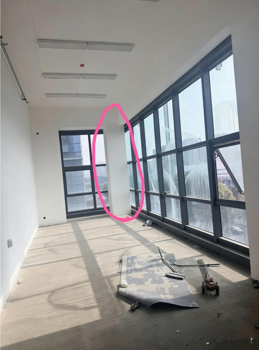 我家这个柱子到底该怎么救？😭
家人们谁懂啊！新家最对面那排落地窗中间，突然冒出