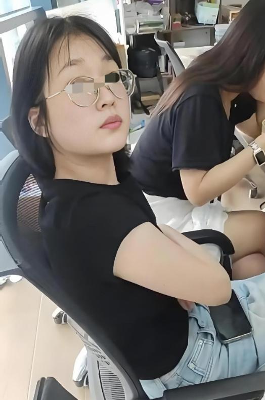 这下彻底“社死”了！广东深圳，一女子点了外卖，骑手优先配送即将超时的订单，没能先