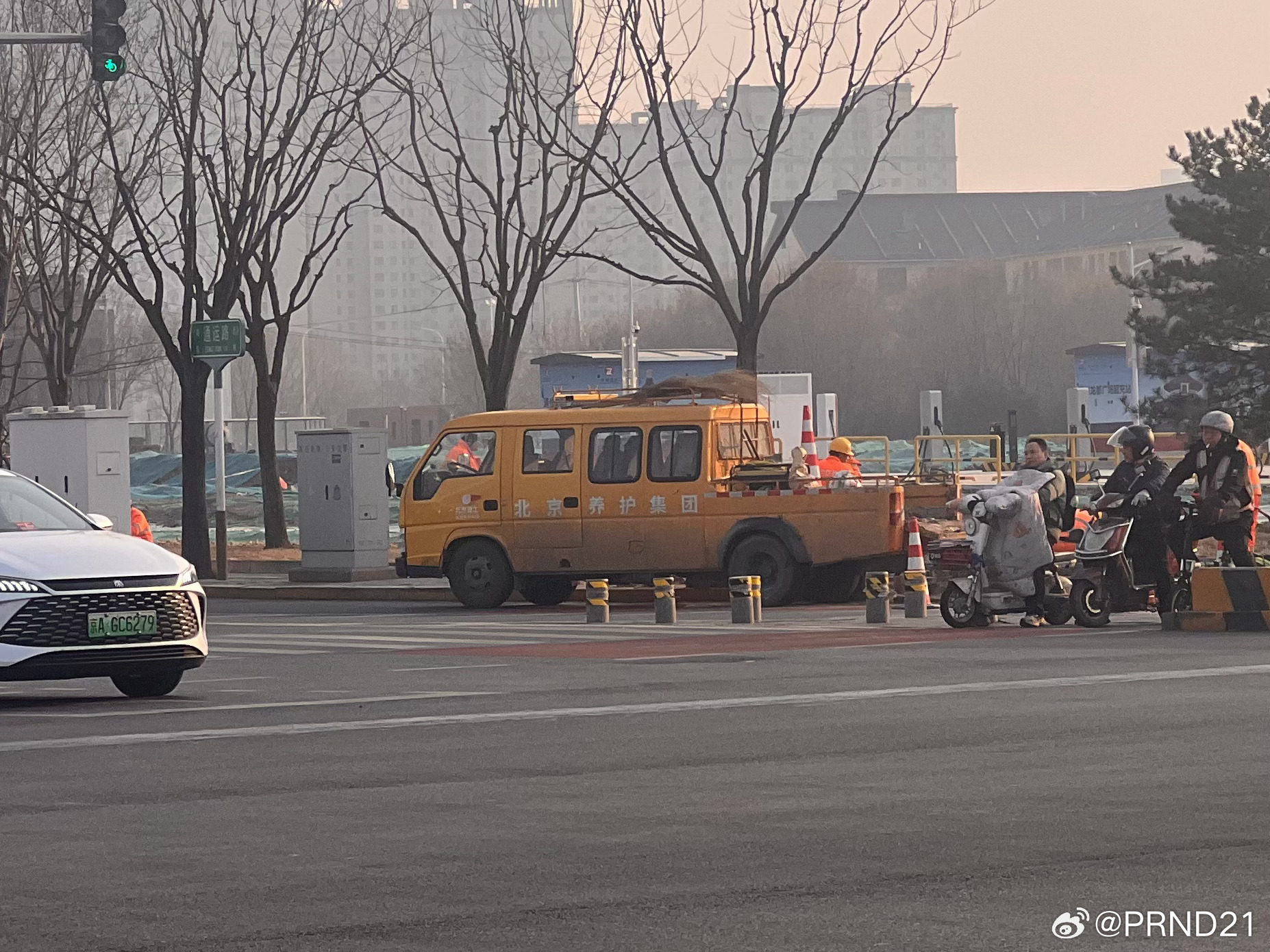 道路养护的N排座轻卡，应该是和供电抢修共享的车型……不知道为什么，这种能拉一堆人
