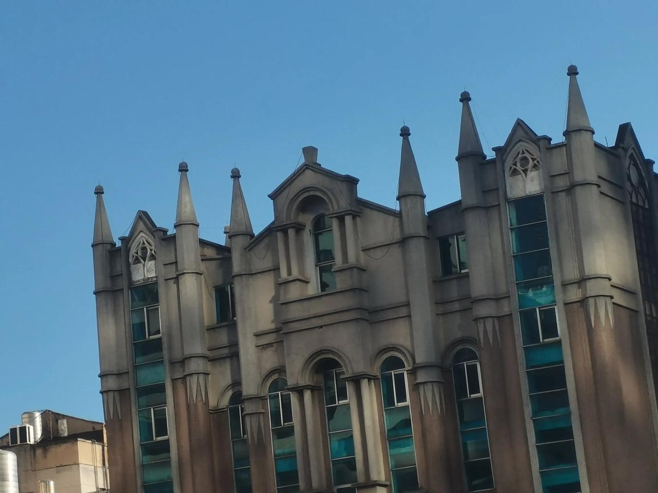 位于西山区金碧路上的这幢楼
这幢楼叫锡安圣堂，是当时基督教在云南昆明发展很好时候