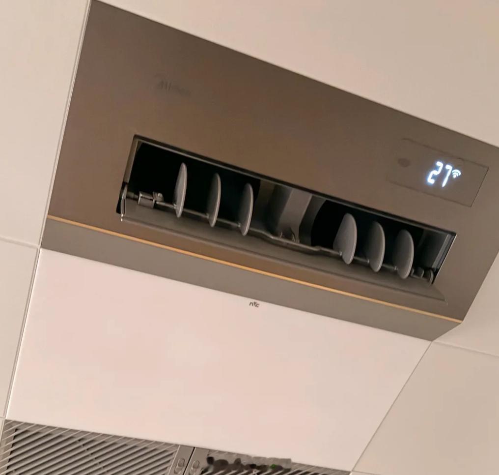 厨房要不要装空调条件允许的话厨房空调可以安排上，有些钱真不能省，三伏天的厨房跟蒸