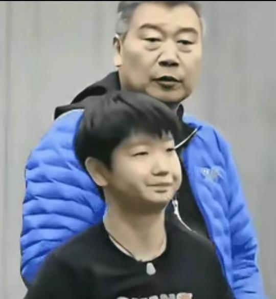 师徒俩都不怎么高兴，莎莎的表情够奶萌的，是不是任性不听话被师父批评了。估计是按着