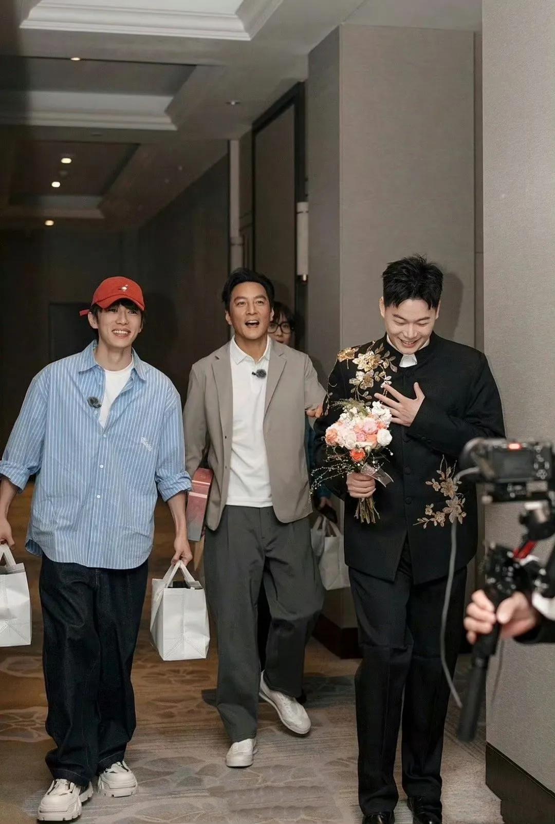 吴彦祖惊现送外卖！网友开门当场懵了：这外卖小哥也太帅了吧！
吴彦祖在杭州录制综艺