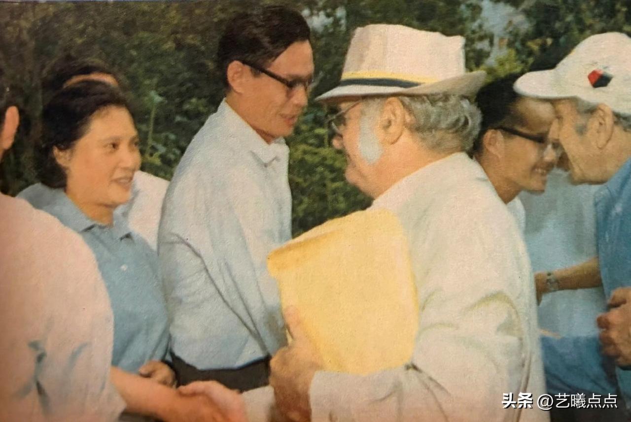 上世纪八十年代初，上海电影制片厂的两位著名的电影演员与来访的美国电影代表团的同行