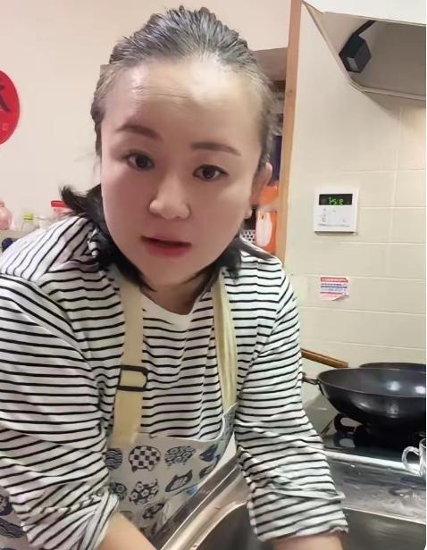 老杨不把个人的私生活当个事，这几天就一个劲地扒出来晒，真够可以的了！
    从