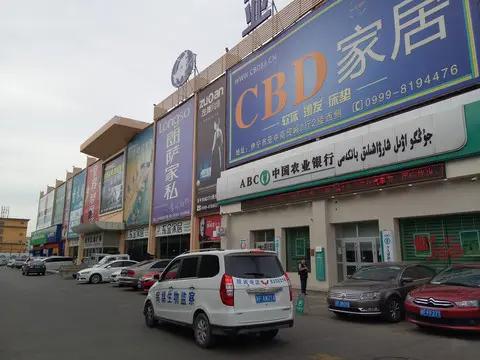 小区里楼前停着的两辆车被追尾了，正常情况下不可能，但是就发生了这样的情况。
今天