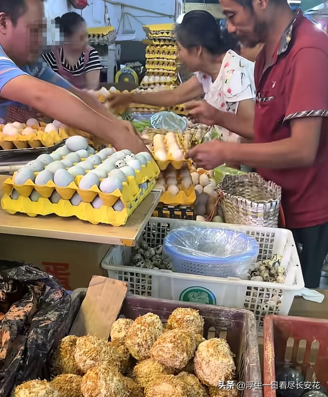 图中这位卖“土鸡蛋”的大爷，声称篮子里的鸡蛋是自家的土鸡下的，其实是他刚从市场上