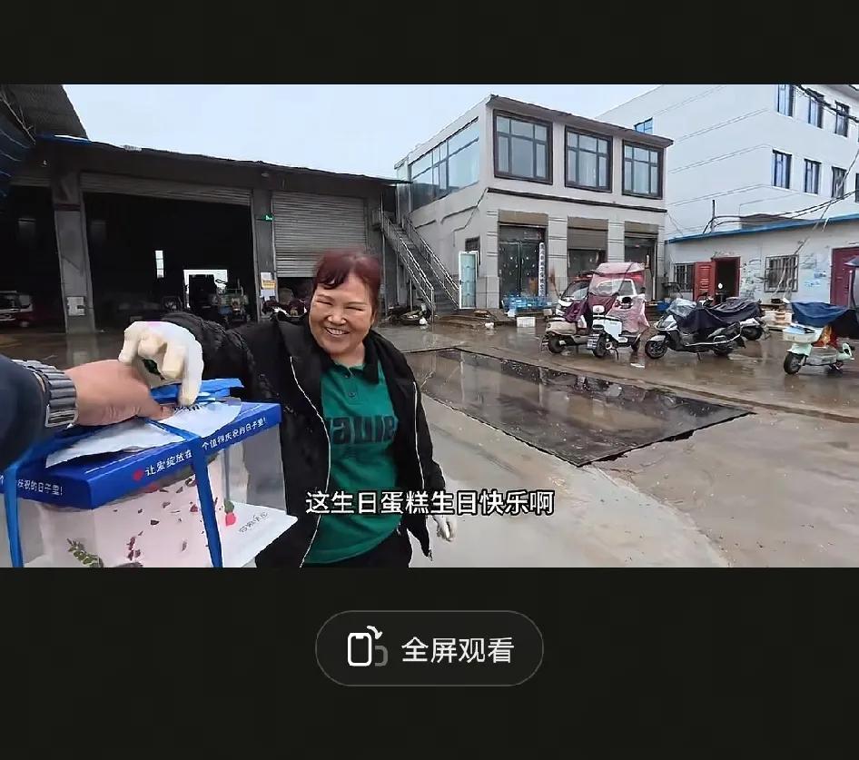 “这个显眼包必须当！”送蛋糕恰逢农事忙，风里都裹着花生香。河南 一家花生厂门口，
