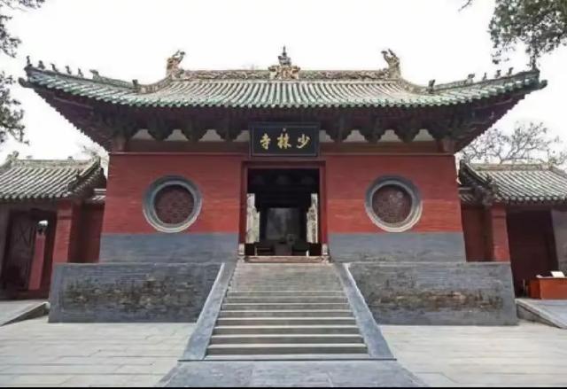 题少林寺  

嵩岳昼阴阴，

古松藏梵音。

一拳开石壁，

万壑走龙吟。
