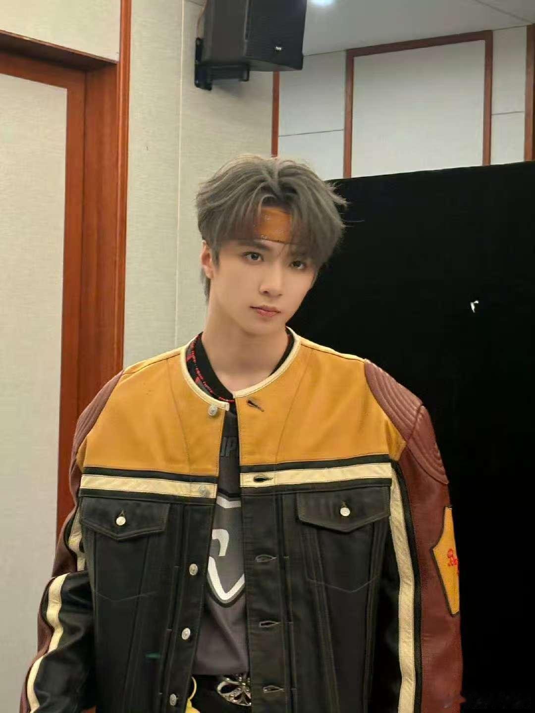 刘耀文发带灰发刘耀文发了闪烁live刘耀文发了闪烁live，发带灰发好看，