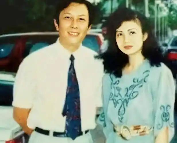 母亲自杀、父亲再婚，两边亲戚逢年过节就让她互相撕咬。在亲情围剿中长大的唐莉，硬是
