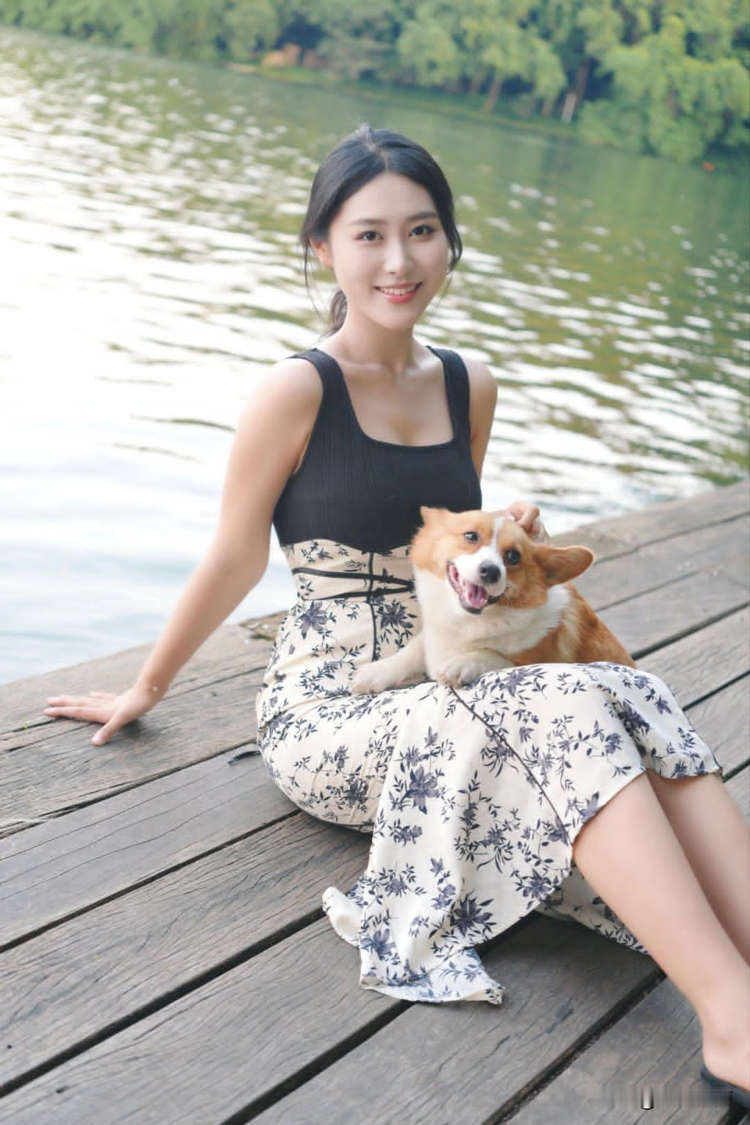 ​娶媳妇就要娶这种喜欢小动物的，笑起来眼里有光，日子一定越过越甜。