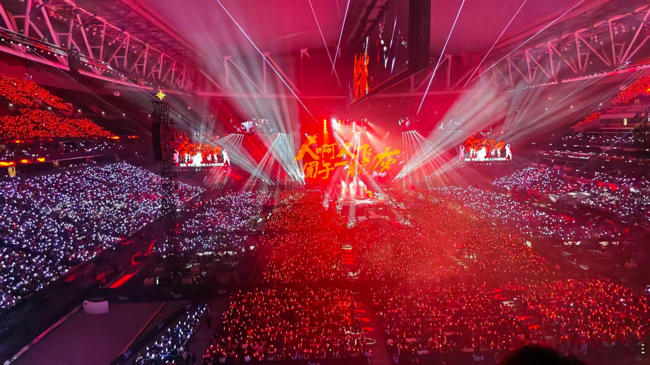 周深香港上座率周深香港跨年演唱会 跨年人气风暴当属周深，香港演唱会上座率惊艳，和