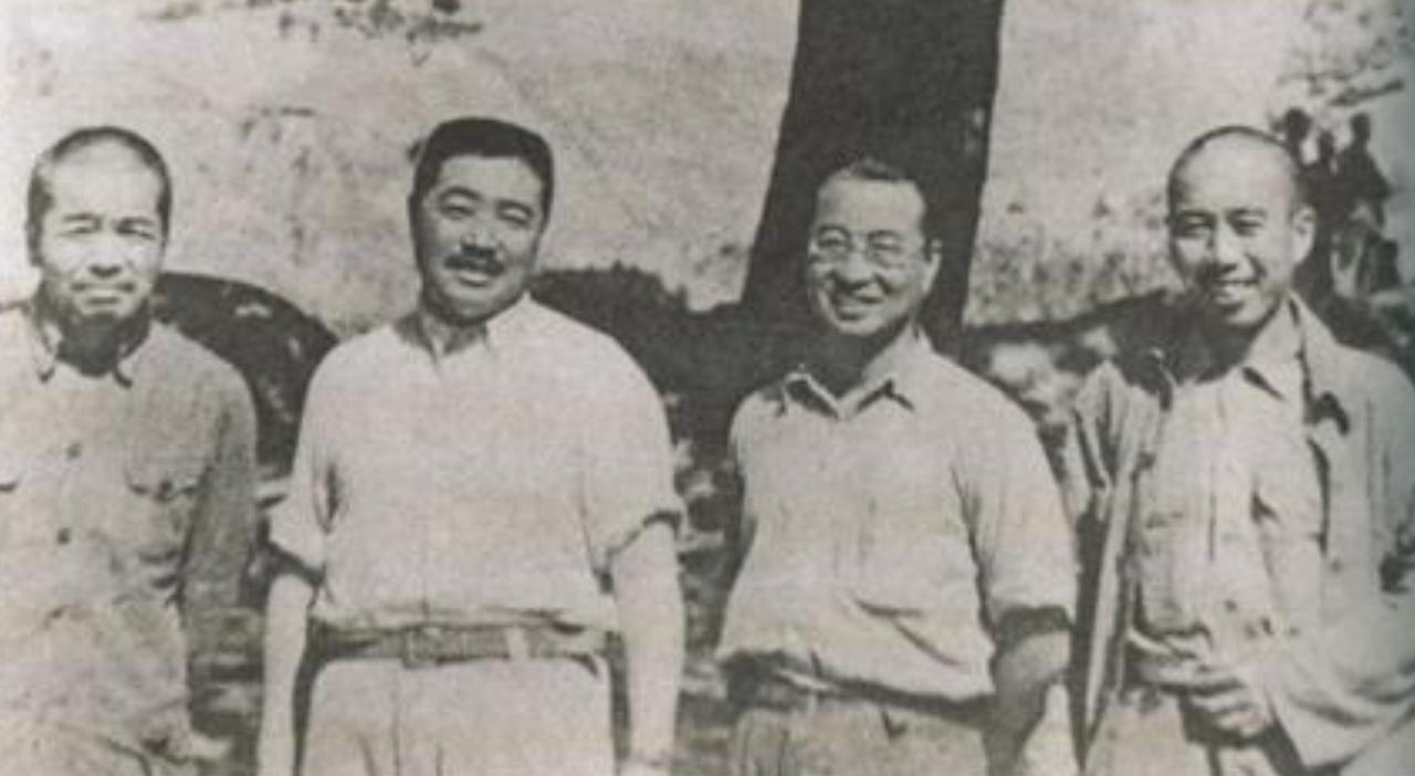 1947年夏，彭德怀、贺龙、陈赓、王震在陕北小河村留下珍贵合影。


1947年