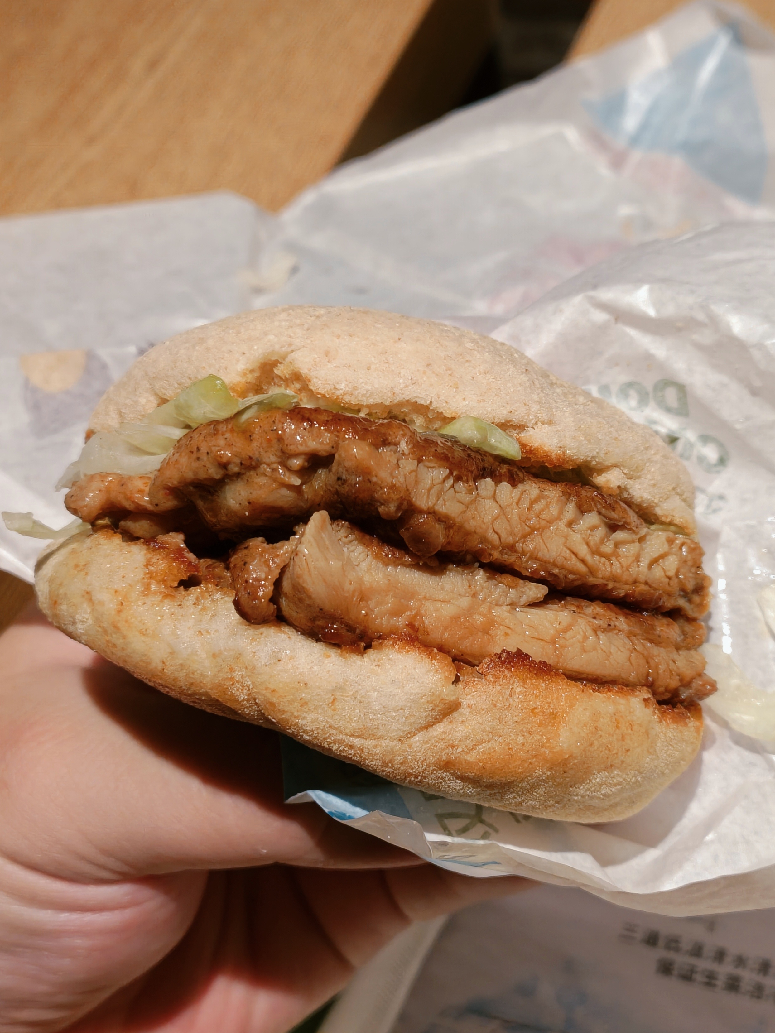 原味板烧麦满分=半个板烧鸡腿堡双层原味板烧麦满分=板烧鸡腿堡口感上我非常喜欢后者