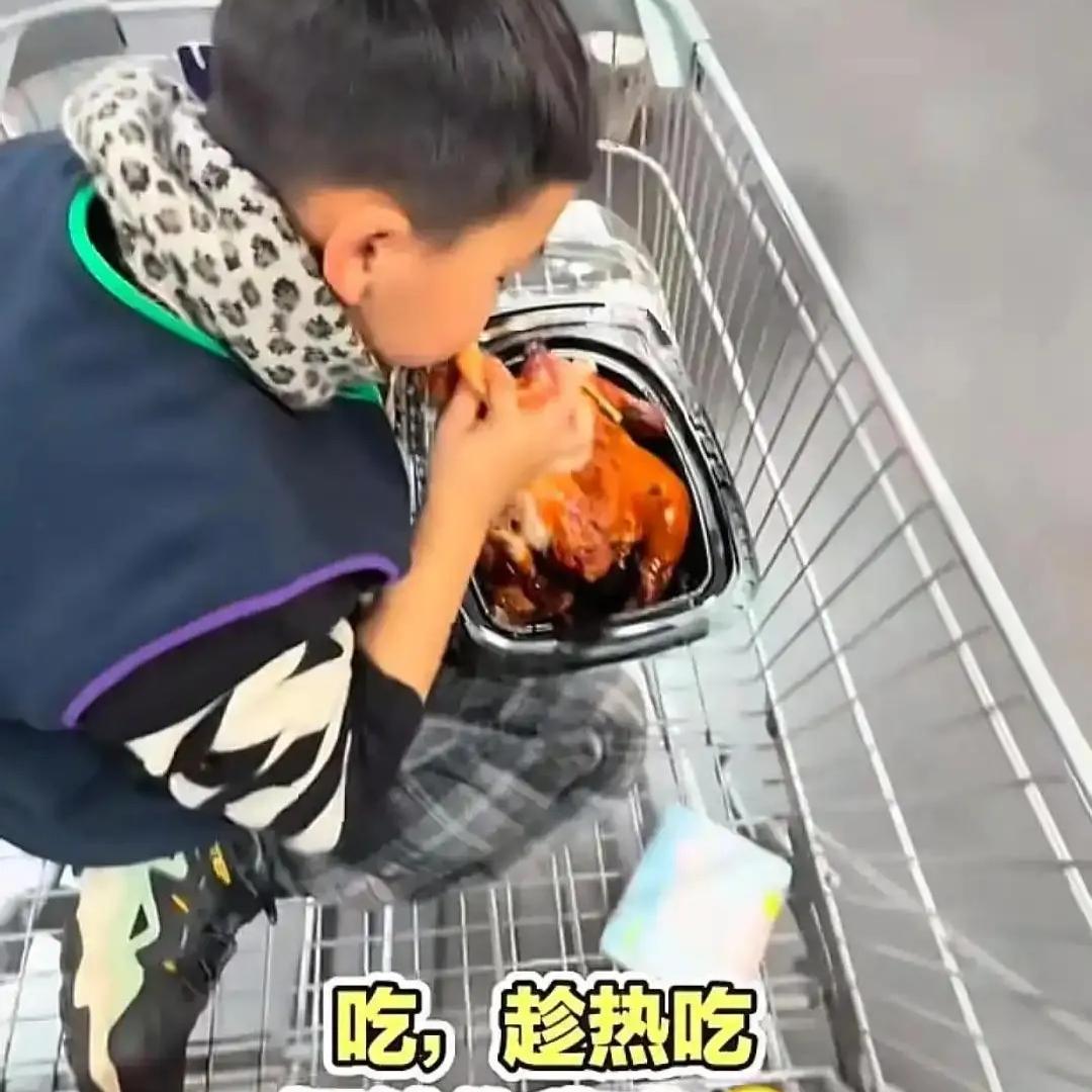 吵翻全网！山姆男孩未结账啃烤鸡，妈妈一句话撕开育儿两极
 
山姆超市一幕引发巨大