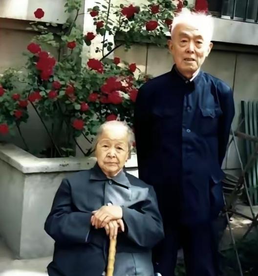 1964年，北大教授季羡林听说妻子彭德华要来北京，连夜把家里的大床换成了单人床，