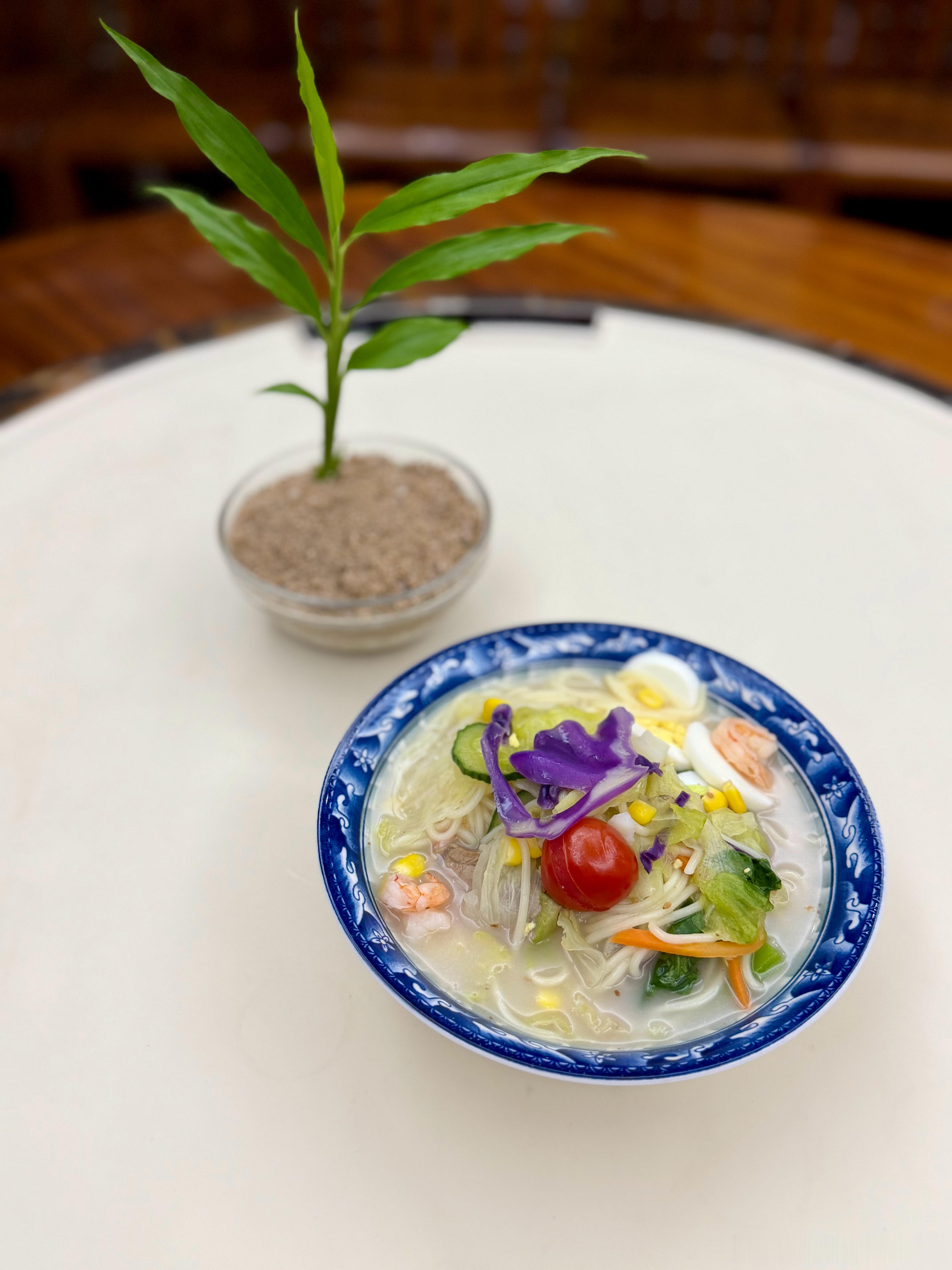 好好吃饭今日午餐：海陆空沙拉荤素搭配，营养丰富，一个人吃饭难这样搭配。因为胃肠功