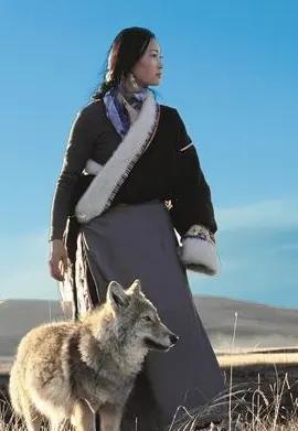 女画家李微漪说，我养的一条狗，叫狐狸，后面我又带来了一条狼，就是格林，也许是我对