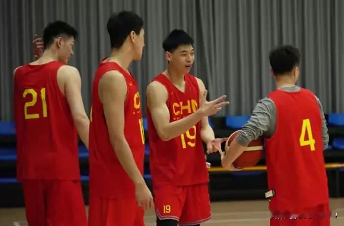 #天南地北大拜年# 一起领红包>
中国男篮集训16人，不出意外，应该分三个梯队—