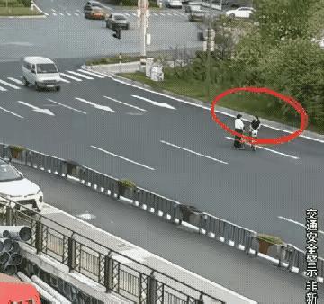无知可怕又可恨，这俩人在路中央聊上了～😂
