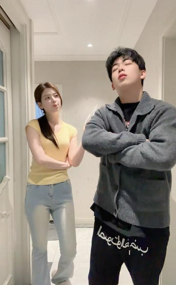 听到姐姐的优点请睁眼，温柔、美丽、勤快、经常抱金币、有耐心。