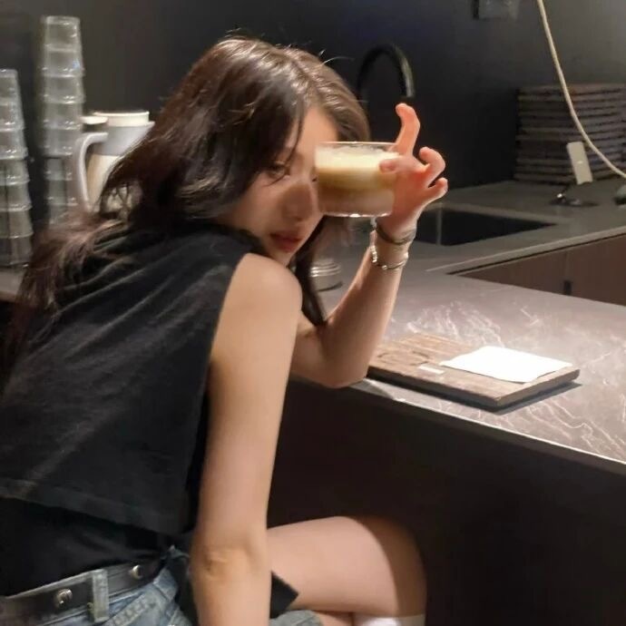 我骄傲的是，即使在阴暗的人和事上吃过亏，我依然不屑成为那样的人。 