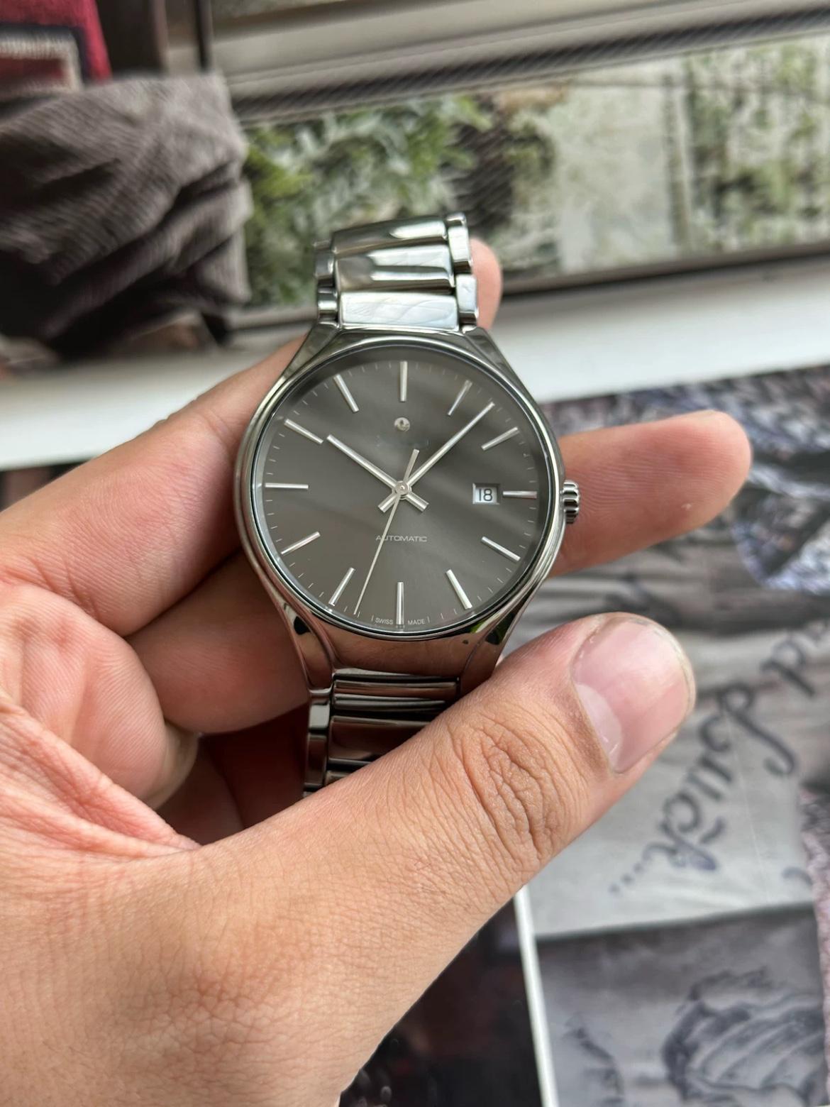 今天在鬼市的旧盒子里，翻到了这块雷达表。

表壳亮得反光，表盘上的刻度干干净净，