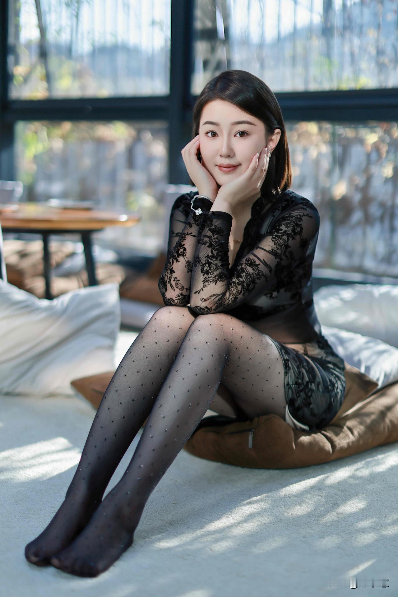 花影摇曳，美人倚窗笑。