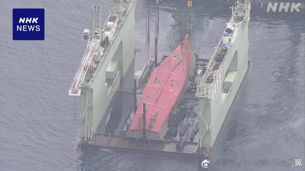 去年11月因起火沉没在福冈县近海的日本海自宇久岛号扫雷艇被打捞出水 ​​​