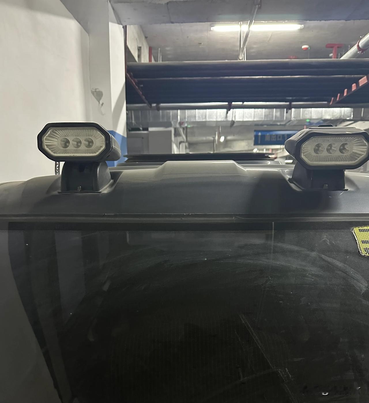 遇到一辆改装后的三轮车，就车顶加这两个大灯，亮度吊打很多汽车的远光灯，在晚上，能