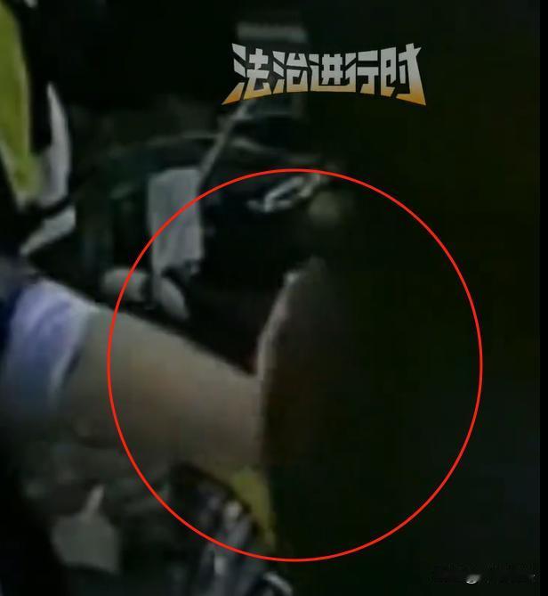 一男子进入服装店闲逛，看到一个美女子正在挑衣服，他一个没忍住，直接伸手触碰了女生