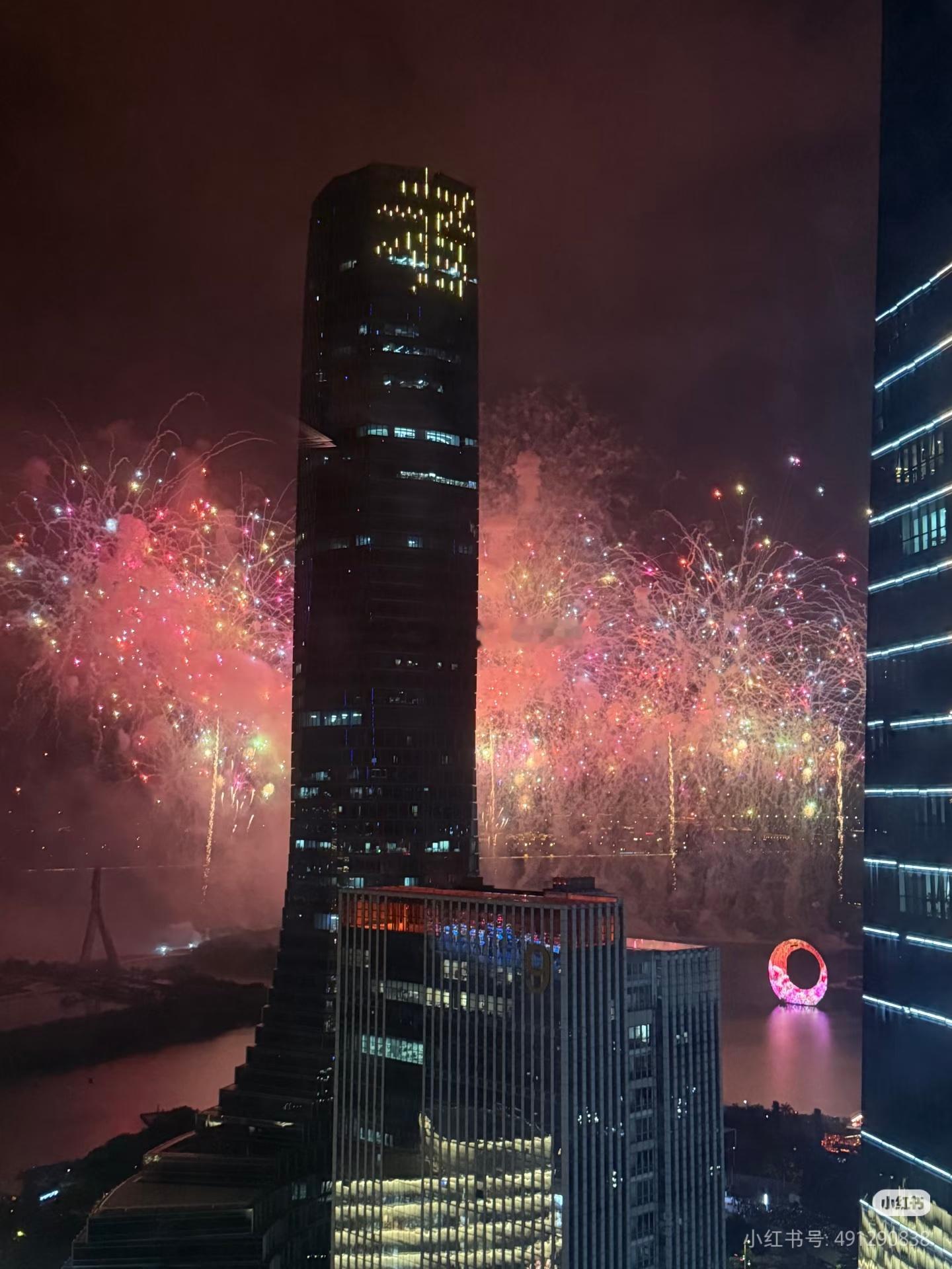 想不到腊月二十六就能在公司看到烟花了，年味真是越来越浓了