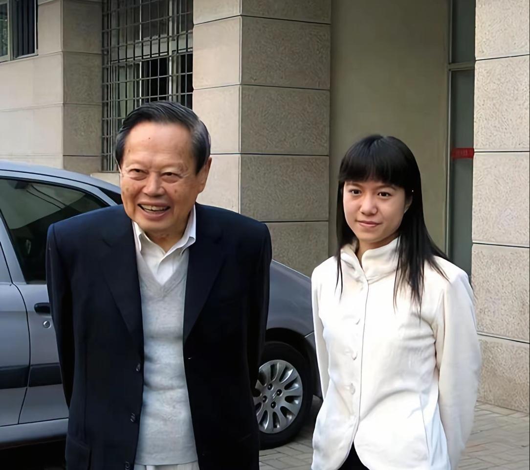 一眨眼，翁帆跟杨振宁结婚也己经20年了，和他同甘共苦20余载，
岁月如梭，她天天