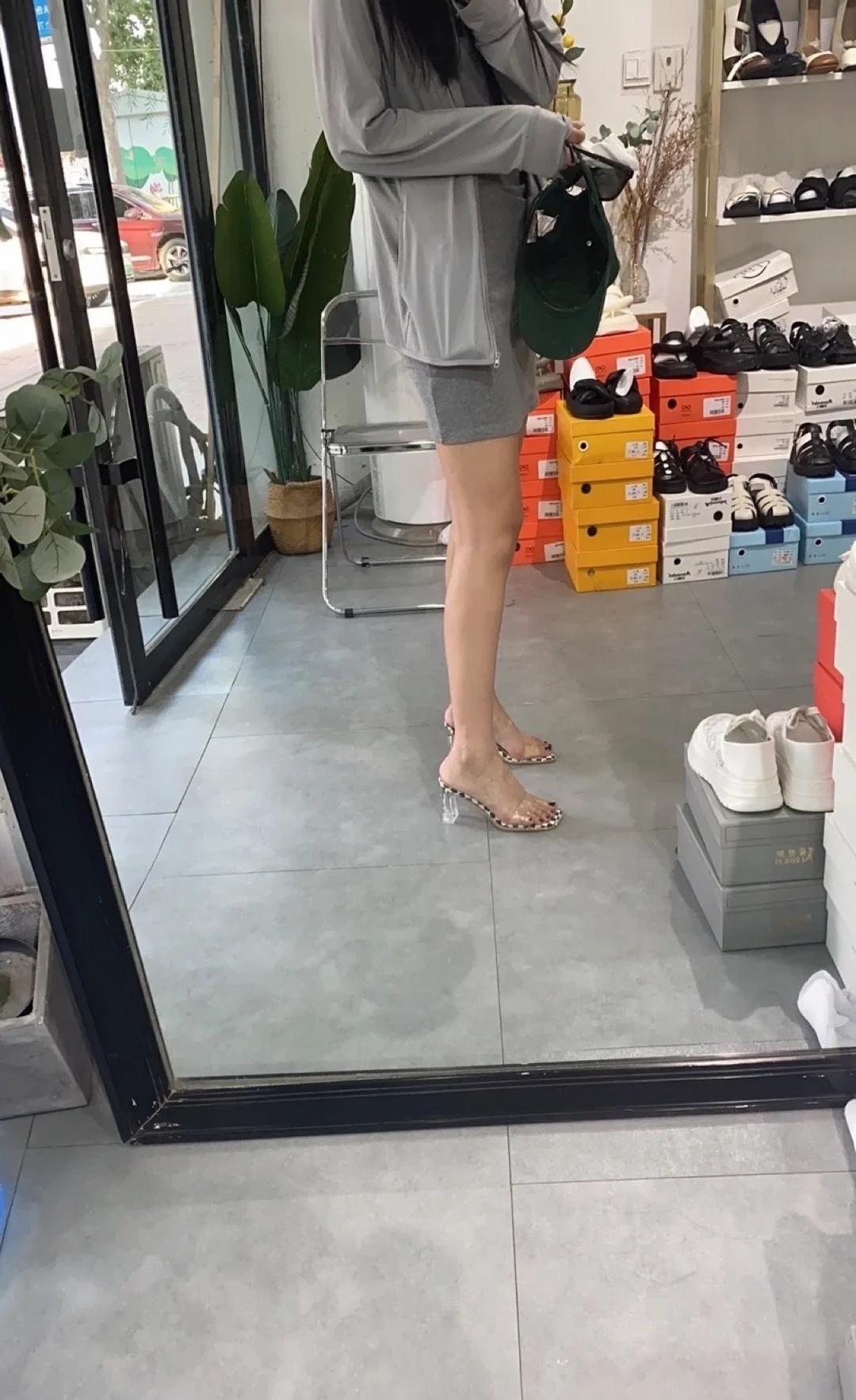 美绝了
高跟鞋 透明高跟鞋 平价凉鞋 美到心巴上 一眼迷住了 美就一个字 好看的