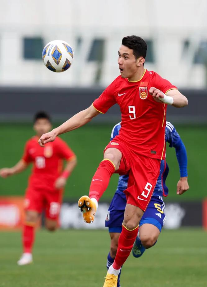 那个被批评“脚法粗糙”的小伙子，4岁丧父，9岁丧母，对阵越南的比赛第89分钟，他